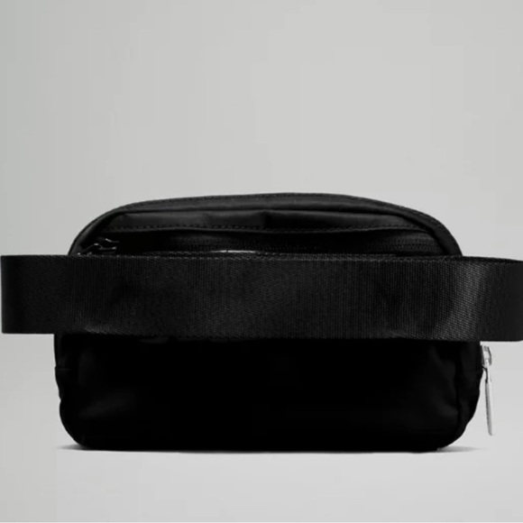 Lululemon Athletica Everywhere Belt Bag in black!🖤 - Picture 3 of 4